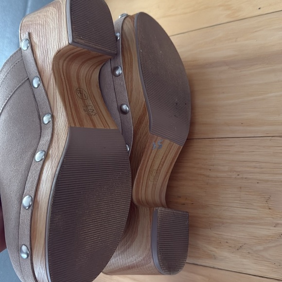 Chinese Laundry Platform Stud Clogs 8 - Picture 4 of 5